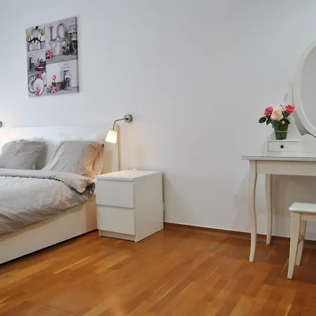 Parque Nacoes Prime 13 *